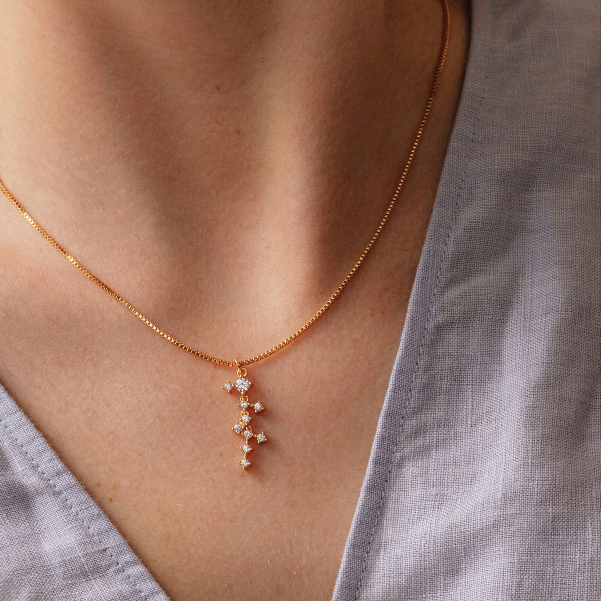 Light to night necklace