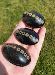 Gull obsidian med chakra symboler