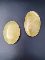 Sitronkalsitt håndstein