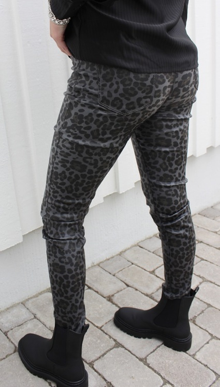 Fuskskinn jeans leopard