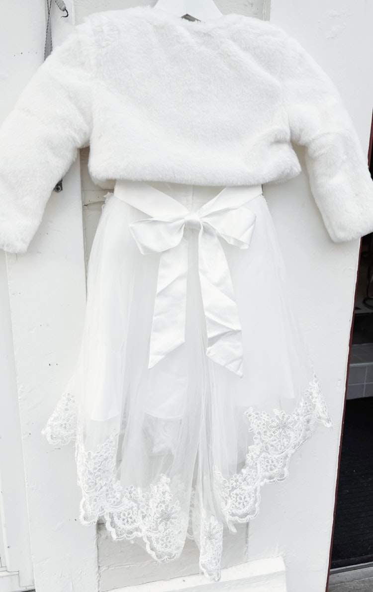 Barnklänning/näbbklänning vit med släp bak