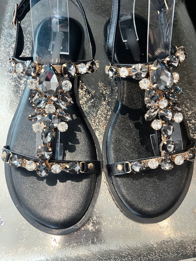 Sandal svart med stenar