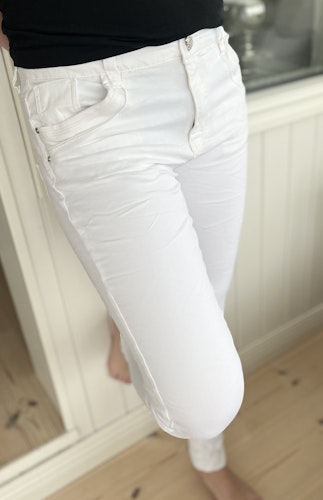 Jewelly vita jeans med hjärtknapp