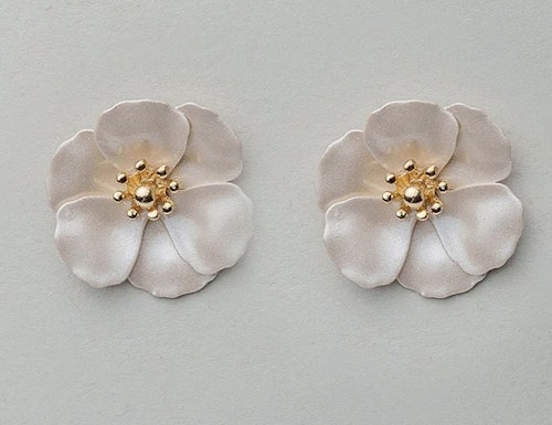 Bow 19 örhängen flower small beige