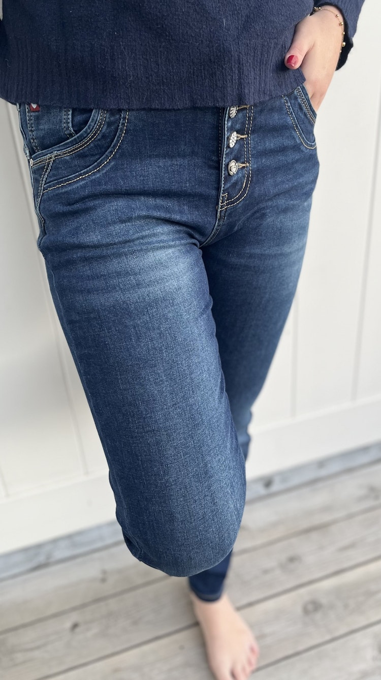 Chica London mörka jeans med diamantknappar