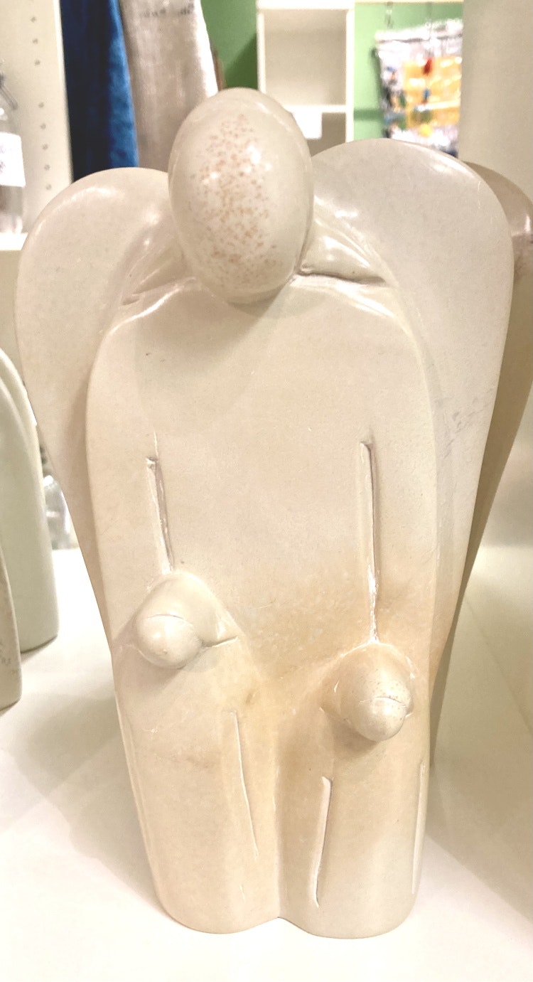 Figur 'Skyddsängel med 2 barn', täljsten, H:22 cm, Kenya - Världsbutiken  Helsingborg