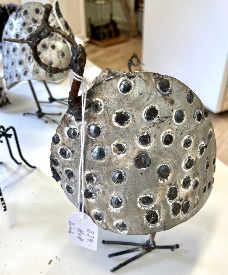 'Stor pärlhöna', galvaniserad re-cyklad metall, ca 19x11x9 cm, Zimbabwe