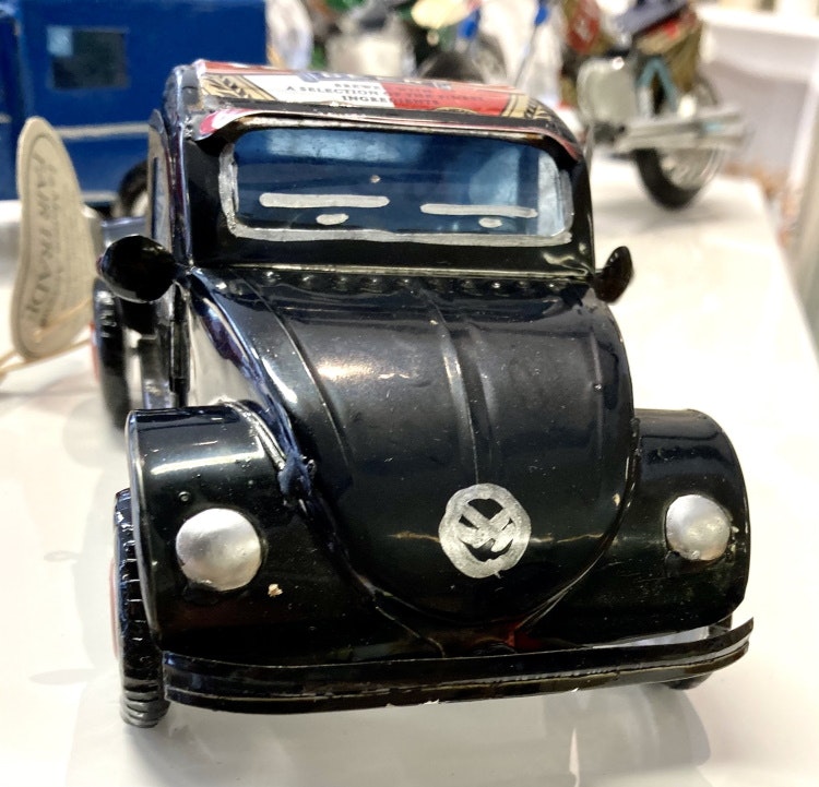 VW 'Bagge' /svart/ metallskräp, ca 16x10x9 cm, Madagaskar