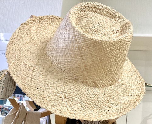 Herrhatt, flätade soltorkade raffiapalmblad, naturvit, Brätte: 8 cm, Stl: Medium (Moyen): 57-58 cm, Madagaskar.