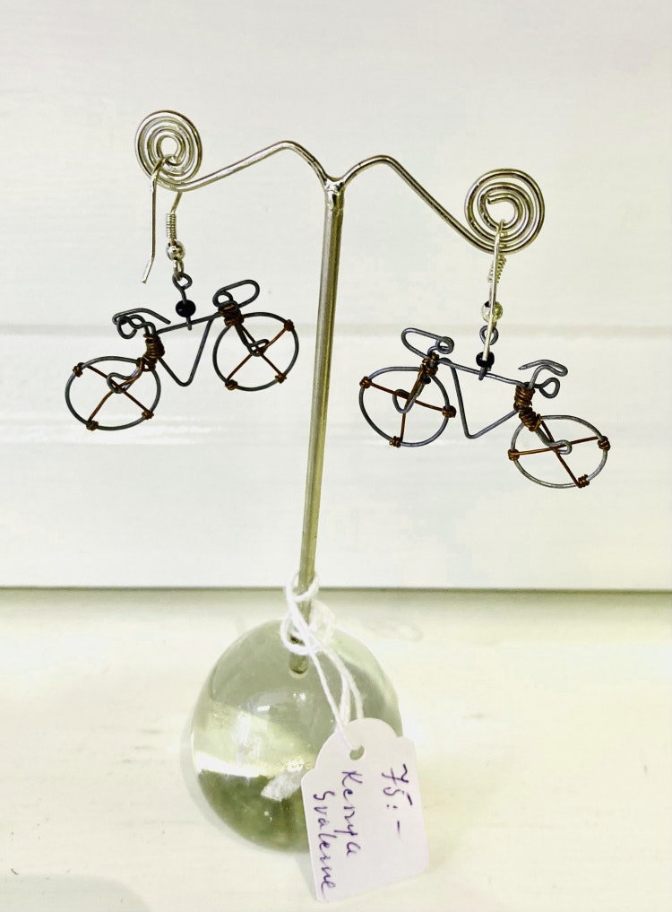 Örhängen 'Cykel', återbruk, tenn+ståltråd, krokar av kirurgiskt stål, Kenya  - Världsbutiken Helsingborg