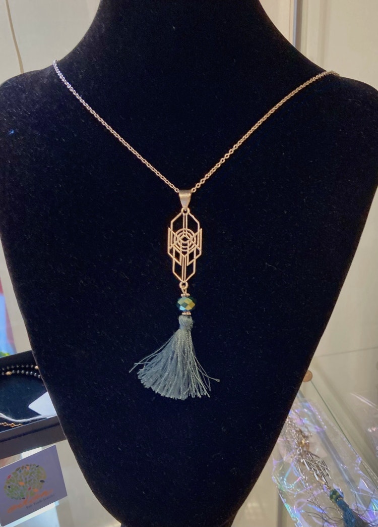 Halsband 'Geometri', mässing+blå sten, nickelfri, L:70 cm,  justerbart+hänge: 8 cm, Indien - Världsbutiken Helsingborg
