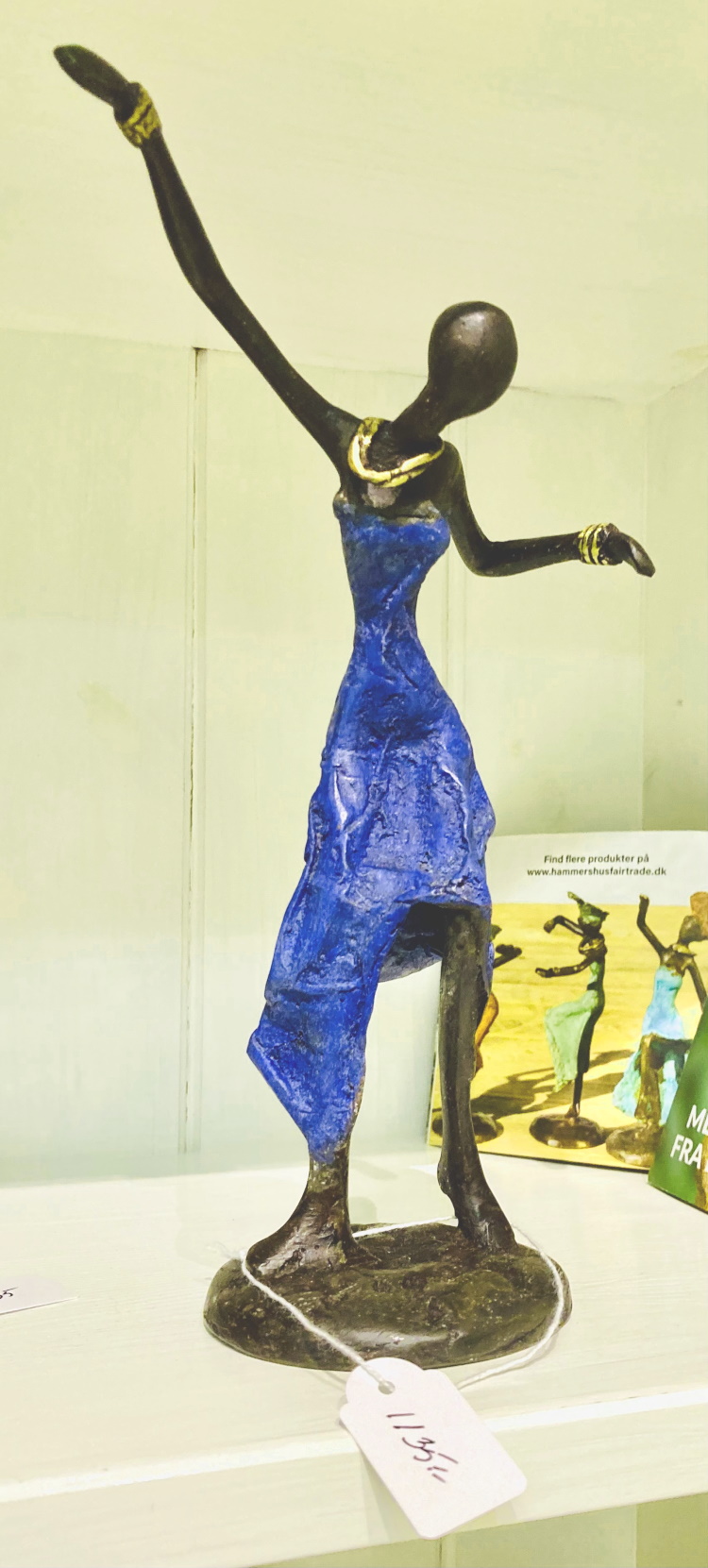 Kvinnofigur i återvunnen mässing, ca 19x12 cm, Burkina Faso