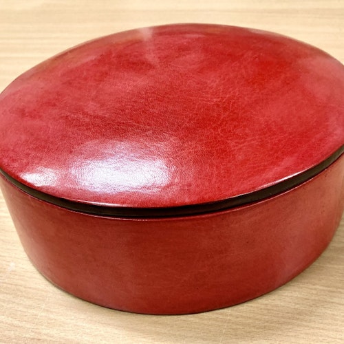Läderask 'Tuareg', rödfärgat getskinn, Ø:ca 20 cm, Burkina Faso. OBS. 1 kvar.