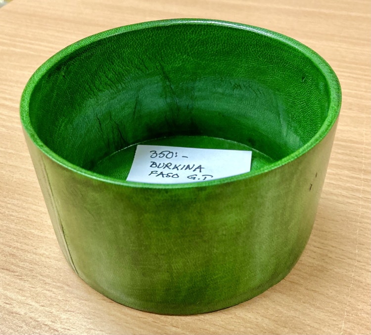 Läderask 'Tuareg', grönfärgat getskinn, Ø:ca 11 cm+H:8 cm, Burkina Faso