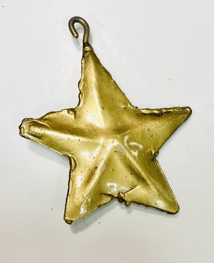 Julhänge 'Stjärna', guldfärgad återvunnen metall, ca 7x7 cm, Zimbabwe