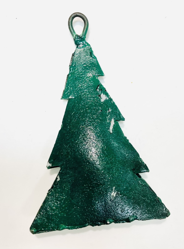 Julhänge 'Gran', grönfärgad återvunnen metall, ca 9x7 cm, Zimbabwe