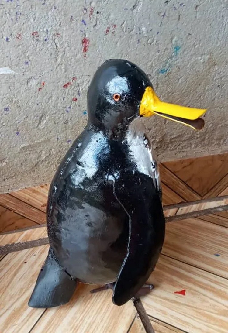 Pingvin, målad återvunnen metall, 25x15x12 cm, Zimbabwe