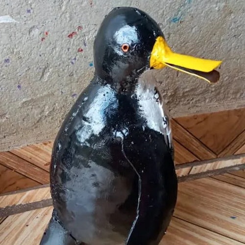 Pingvin, målad återvunnen metall, 25x15x12 cm, Zimbabwe