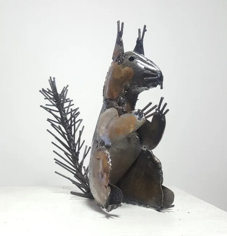 Ekorre, brun återvunnen metall, 24x18x8 cm, Zimbabwe
