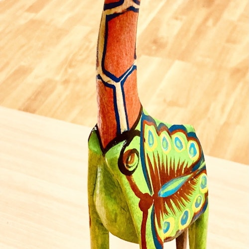 Liten giraff, målad jacarandaträ, H: 50 cm, Zimbabwe