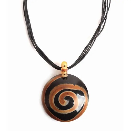 Halsband med rund amulett i horn med inbränd dekor/ bomullsband, L 40 cm, hänge Ø 5,5 cm/Indien