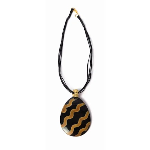 Halsband med oval amulett i horn med inbränd dekor/ bomullsband, L 40 cm, hänge 6,5 cm/Indien