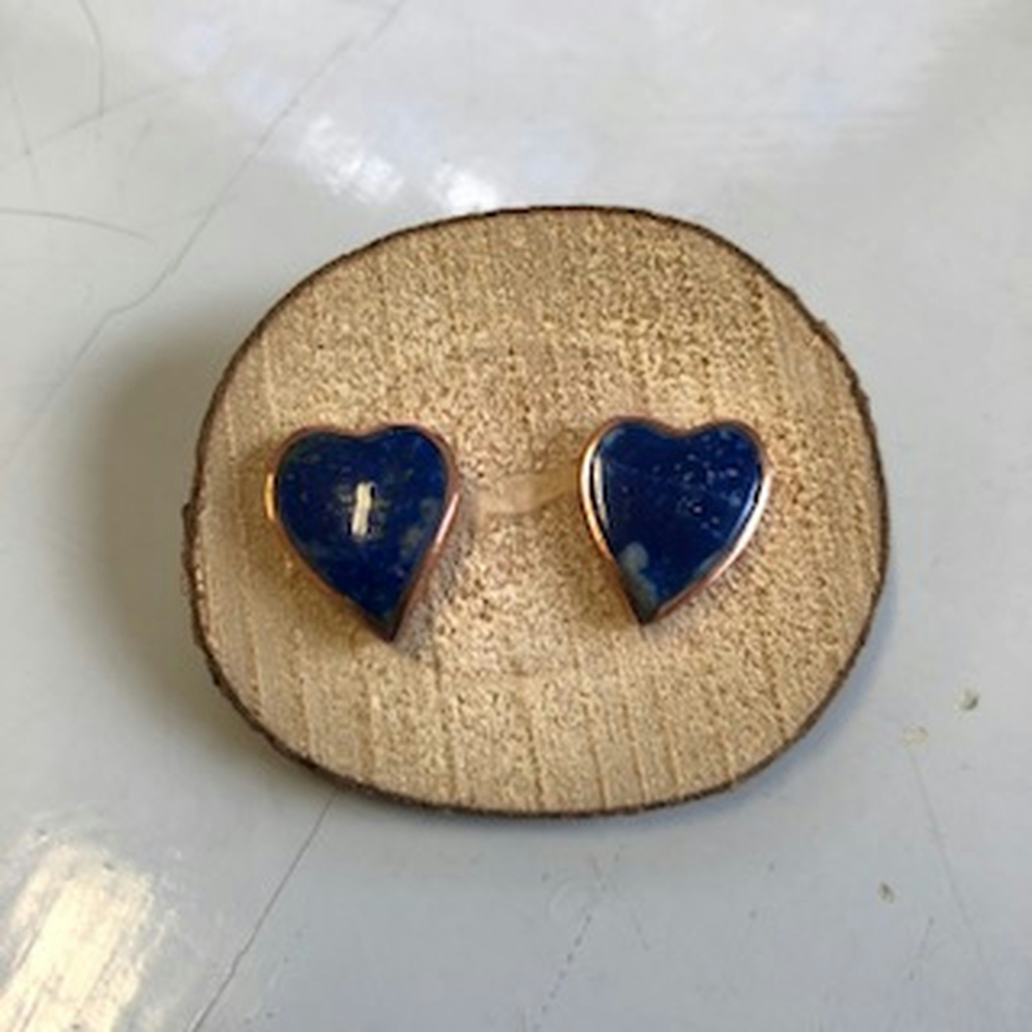Örhängen, hjärta i Lapis Lazuri sten (1x1,4 cm) infattad i koppar, kirurgiskt stål, Chile