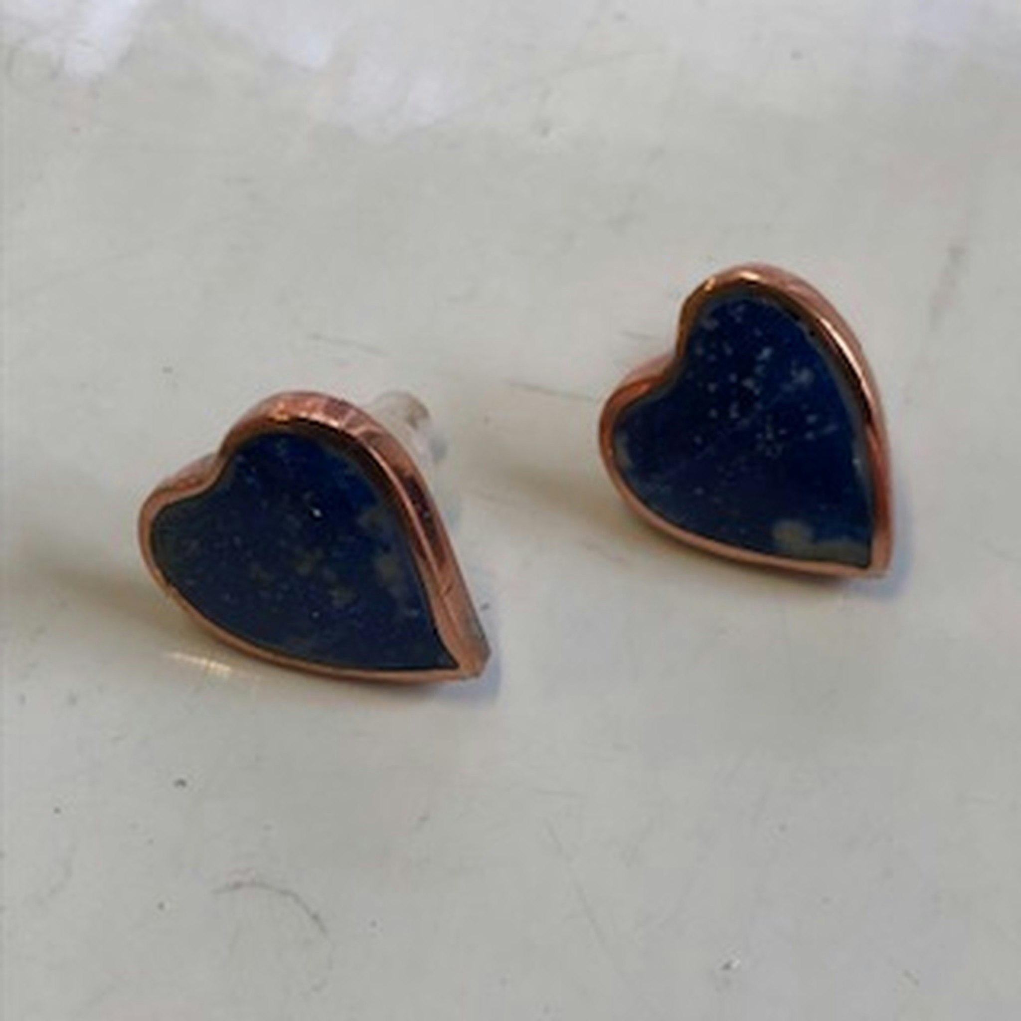 Örhängen, hjärta i Lapis Lazuri sten (1x1,4 cm) infattad i koppar, kirurgiskt stål, Chile