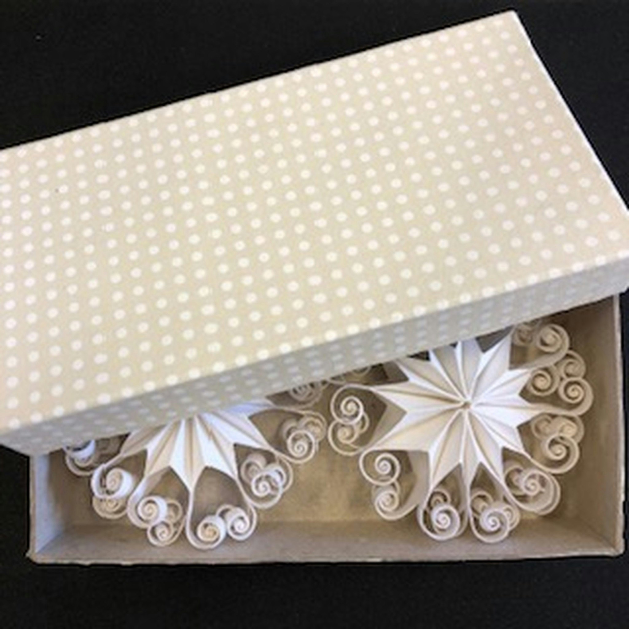 2 st julgranshängen för upphäng i bomullspapper, 8x8 cm/A world of craft
