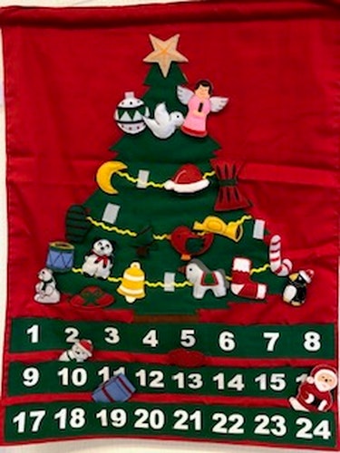 Adventskalender i tyg med tovade figurer och 24 st fickor, 38x41 cm