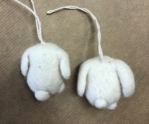 2 st handtovade kaniner för upphäng till påskriset/Nepal, 4x4 cm