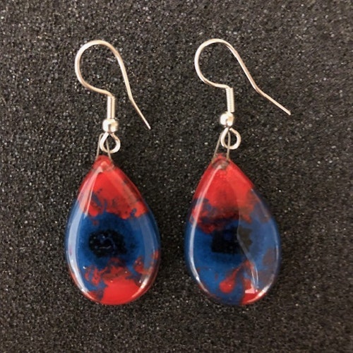 Örhängen i fusionsglas, droppe, ca 2,5x1,5 cm, krok kir.stål, Chile