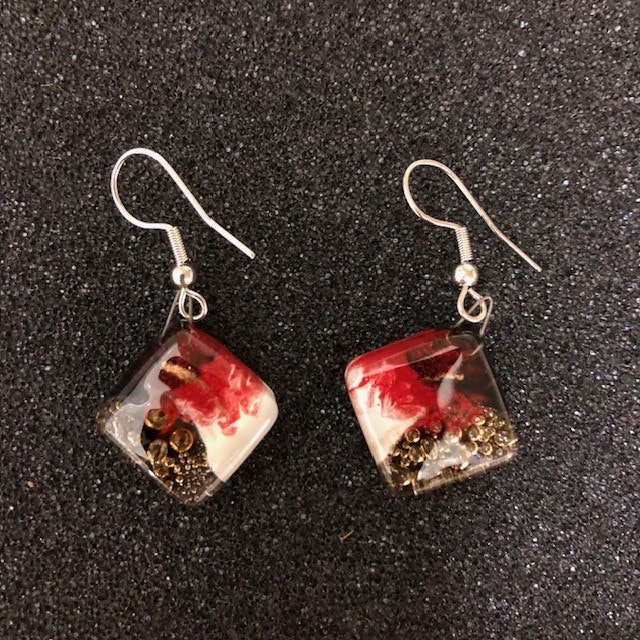 Örhängen i fusionsglas, 1,5x1,5 cm, krok kir.stål, Chile