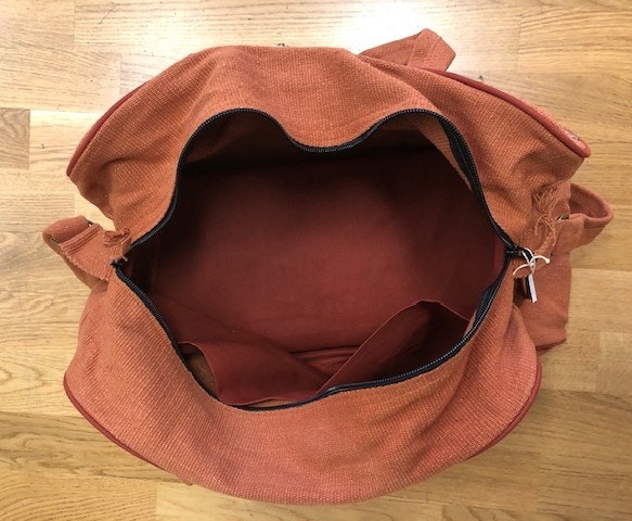 Bag med dragkedja, axelrem och handtag i handvävt tyg, Nepal/Fair Trade
