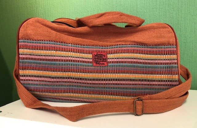 Bag med dragkedja, axelrem och handtag i handvävt tyg, Nepal/Fair Trade