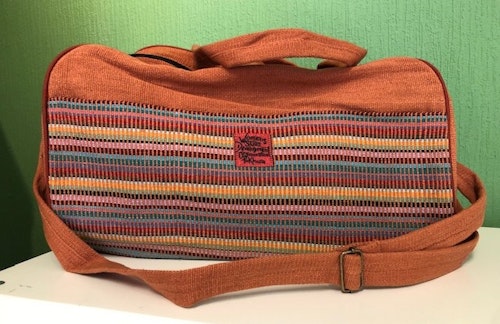 Bag med dragkedja, axelrem och handtag i handvävt tyg, Nepal/Fair Trade