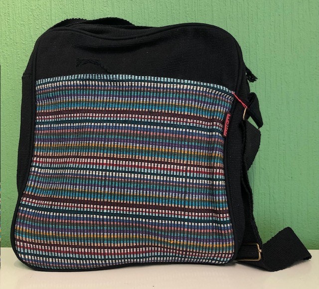 Sidväska, svart, i handfärgat och vävt bomullstyg, axelrem och dragkedja, Nepal/Fair Trade