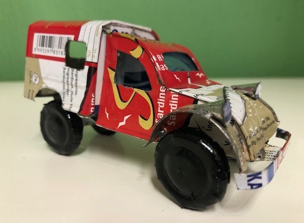 Bil, Citroën 3CV av återvunna metallburkar, röd, ca 11x5 cm H5,5 cm/Madagaskar