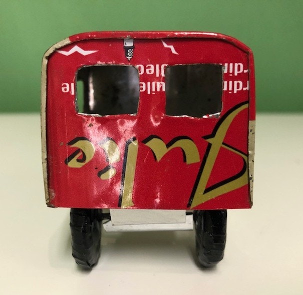 Bil, Citroën 3CV av återvunna metallburkar, röd, ca 11x5 cm H5,5 cm/Madagaskar