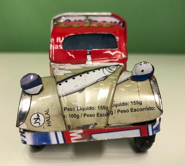 Bil, Citroën 3CV av återvunna metallburkar, röd, ca 11x5 cm H5,5 cm/Madagaskar