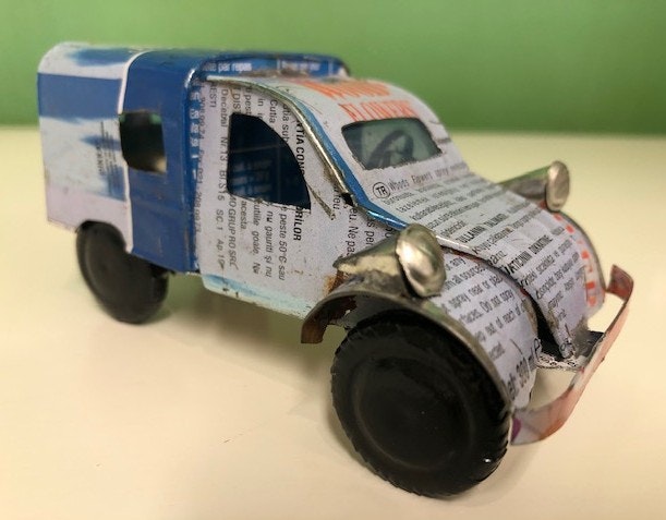 Bil, Citroën 3CV av återvunna metallburkar, blå/grå, ca 11x5 cm H5,5 cm/Madagaskar