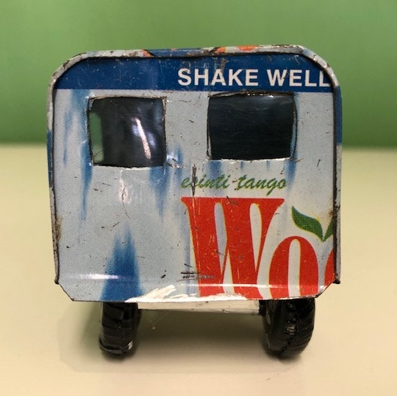 Bil, Citroën 3CV av återvunna metallburkar, blå/grå, ca 11x5 cm H5,5 cm/Madagaskar