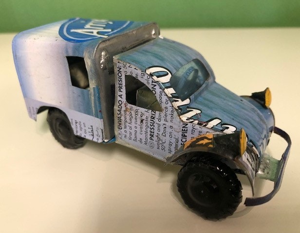 Bil, Citroën 3CV av återvunna metallburkar, ljusblå/grå, ca 11x5 cm H5,5 cm/Madagaskar