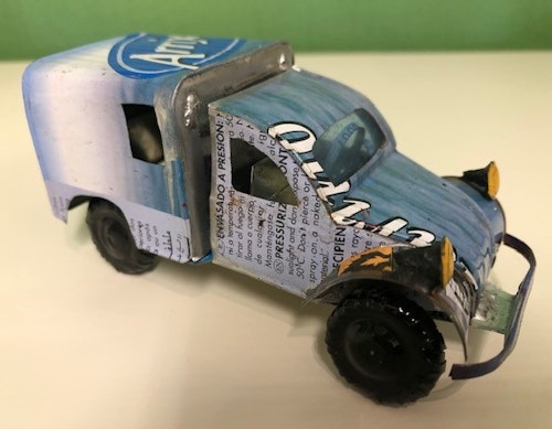 Bil, Citroën 3CV av återvunna metallburkar, ljusblå/grå, ca 11x5 cm H5,5 cm/Madagaskar