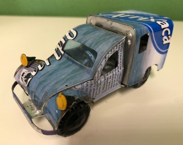 Bil, Citroën 3CV av återvunna metallburkar, ljusblå/grå, ca 11x5 cm H5,5 cm/Madagaskar