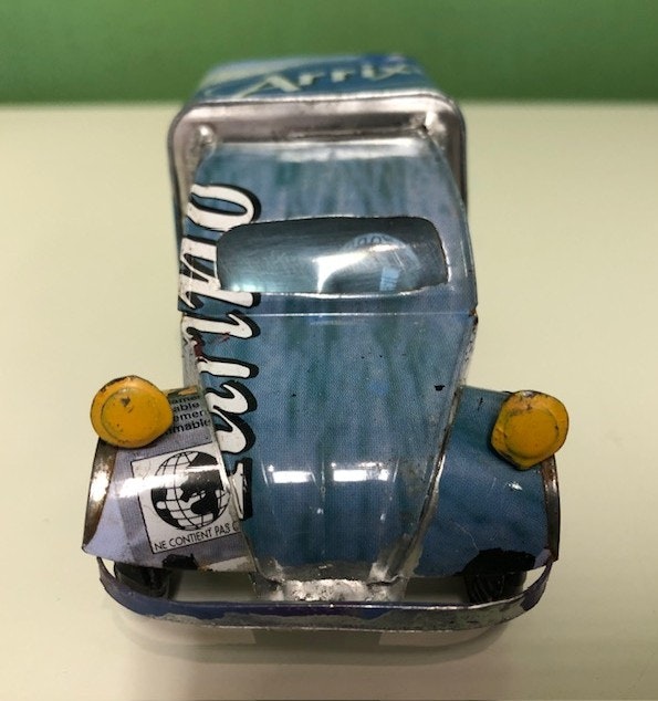Bil, Citroën 3CV av återvunna metallburkar, ljusblå/grå, ca 11x5 cm H5,5 cm/Madagaskar