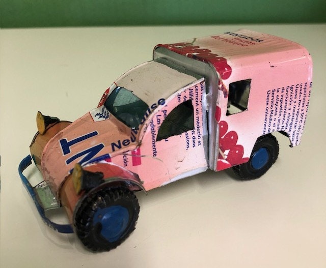 Bil, Citroën 3CV av återvunna metallburkar, rosa, ca 11x5 cm H5,5 cm/Madagaskar