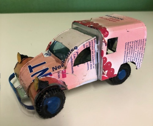 Bil, Citroën 3CV av återvunna metallburkar, rosa, ca 11x5 cm H5,5 cm/Madagaskar