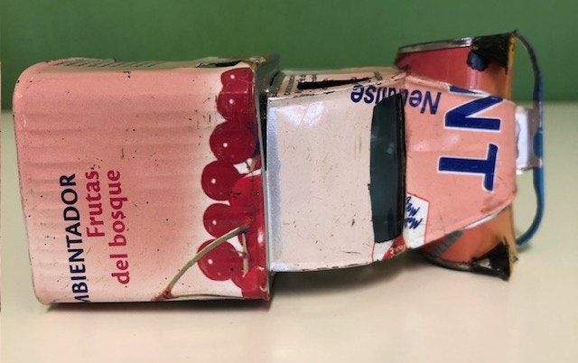 Bil, Citroën 3CV av återvunna metallburkar, rosa, ca 11x5 cm H5,5 cm/Madagaskar