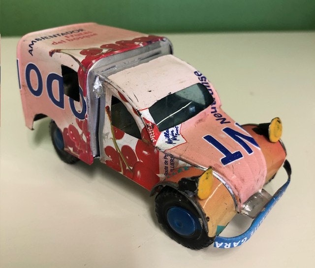 Bil, Citroën 3CV av återvunna metallburkar, rosa, ca 11x5 cm H5,5 cm/Madagaskar